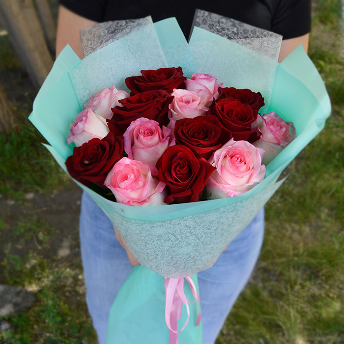 Букет из 15 красных и розовых роз в упаковке